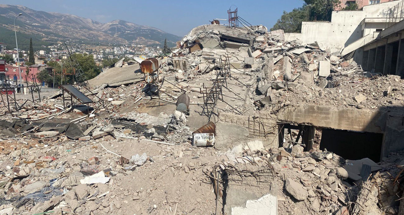 Ağır hasarlı binanın yıkımı felakete yol açıyordu