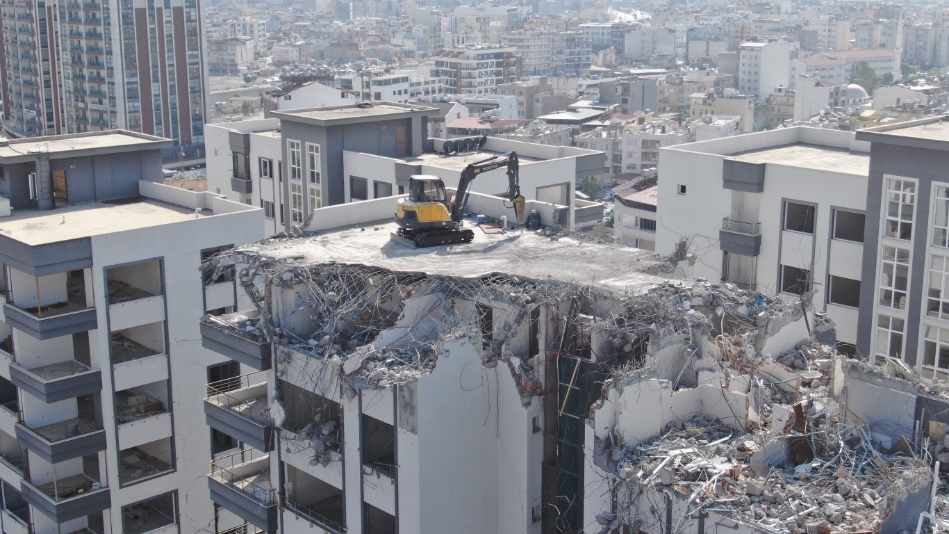 Hatay’da 13 katlı lüks binayı yıkmak için çözümü böyle buldular