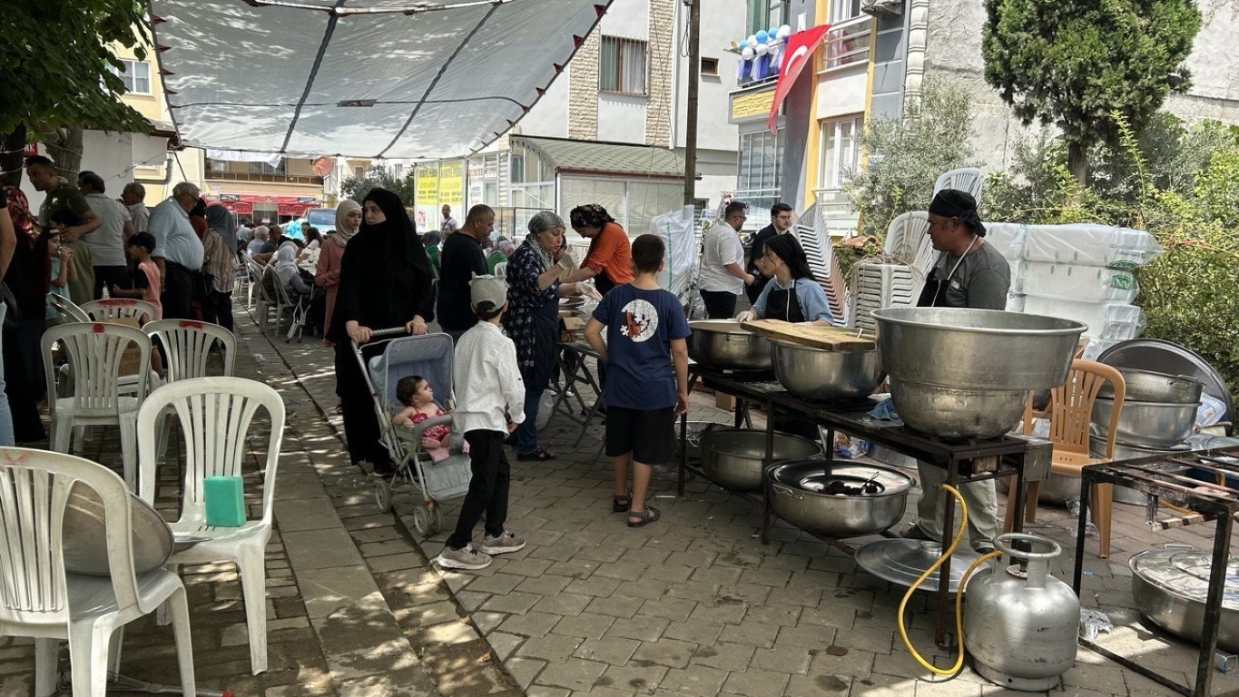 Bedava yemek için ’Mevlüt Bulma’ grubu kurdular