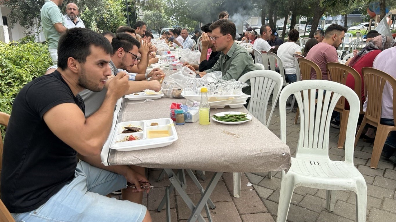 Bedava yemek için ’Mevlüt Bulma’ grubu kurdular