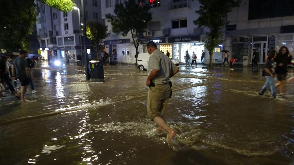 Uşak’ta yağmur sonrası yollar göle döndü