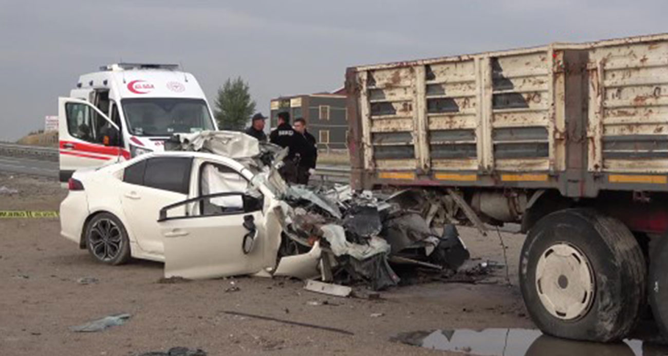 Kırıkkale’de feci kaza: Tıra ok gibi saplanan otomobil hurdaya döndü