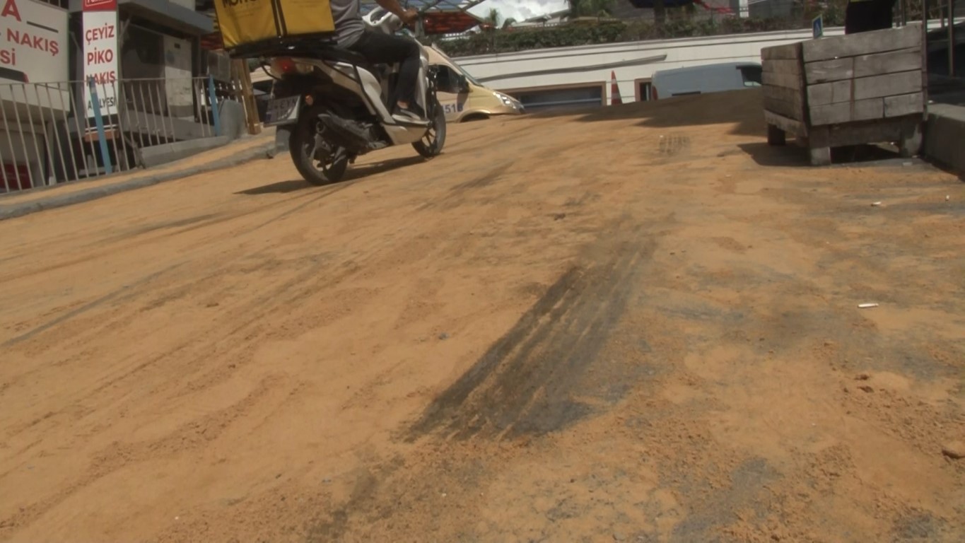 Dönerci sahibi içeri sızan yağları caddeye boşaltınca ilginç görüntüler ortaya çıktı