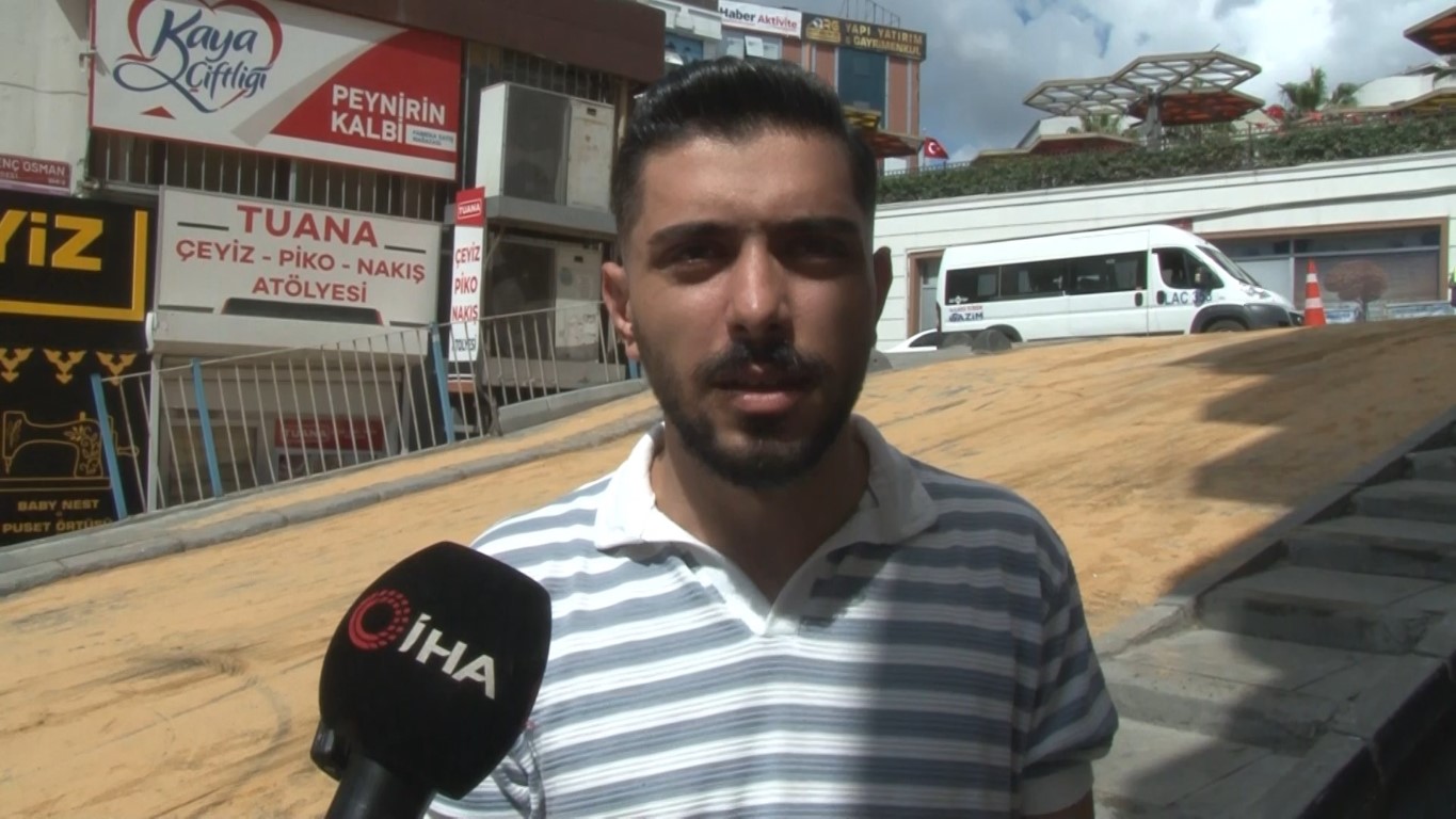 Dönerci sahibi içeri sızan yağları caddeye boşaltınca ilginç görüntüler ortaya çıktı