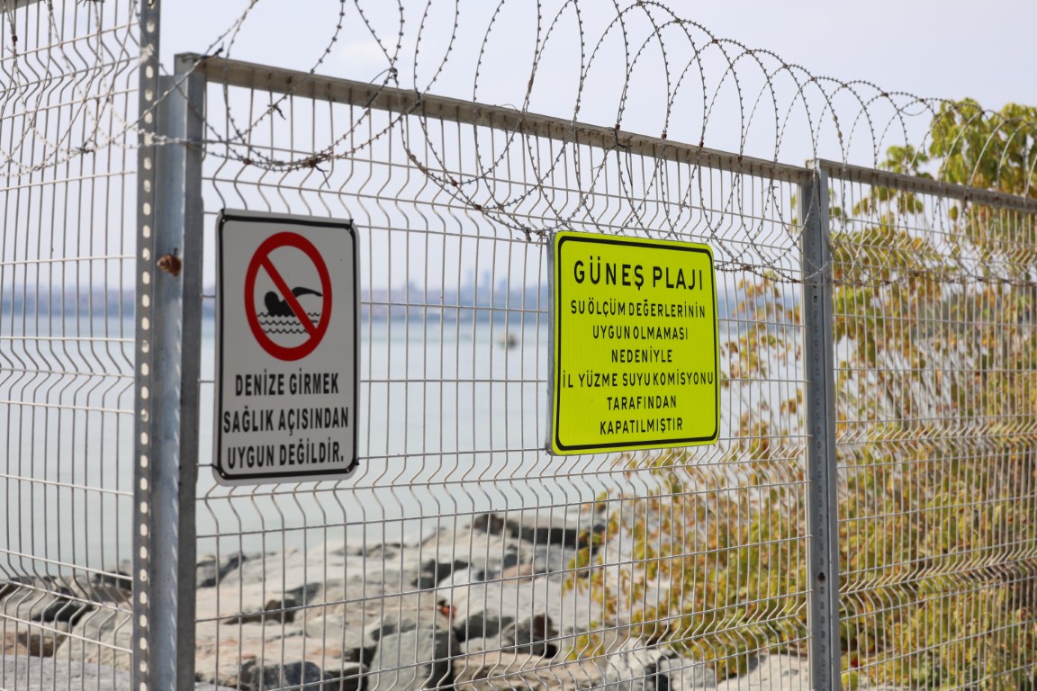 Kapatılan Florya Sahilinde deniz yeşile büründü