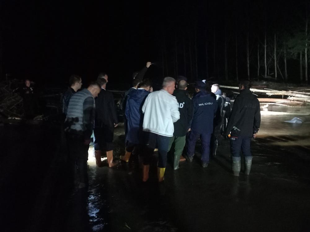 Tatil tesisinde dehşeti yaşadılar: Selde kaybolan 4 kişi aranıyor