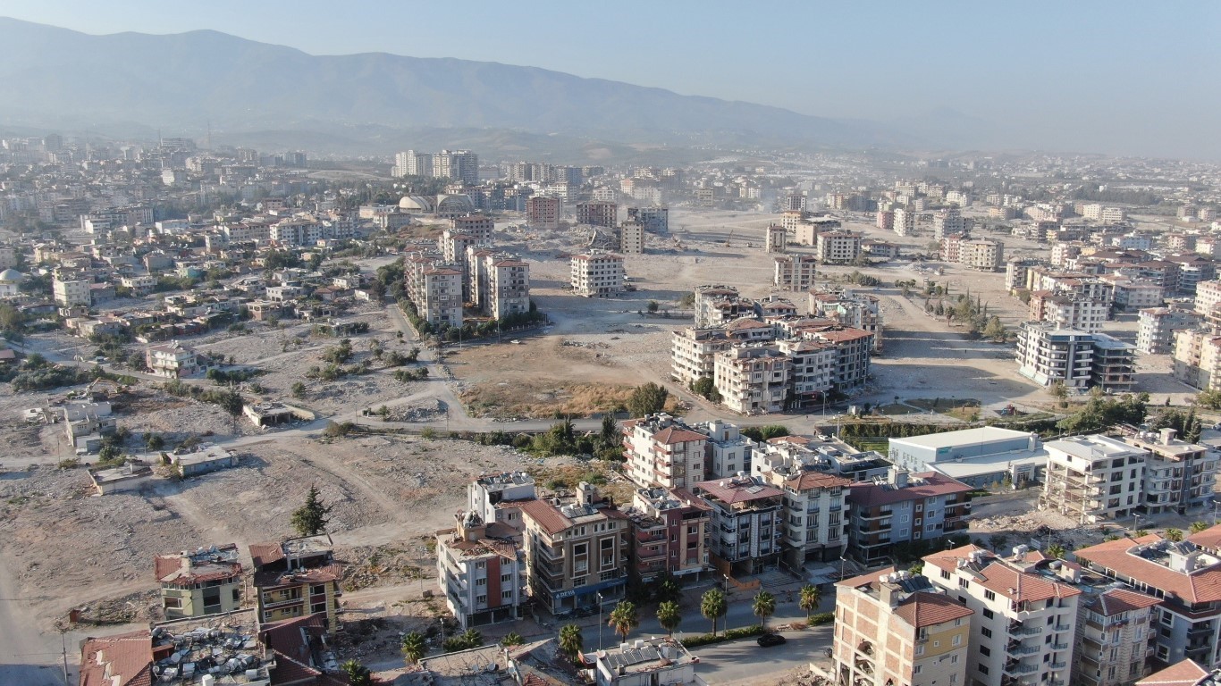 Enkazın kaldırılmasıyla tanınmaz hale gelen Hatay’da depremzedeler gelecekten ümitli