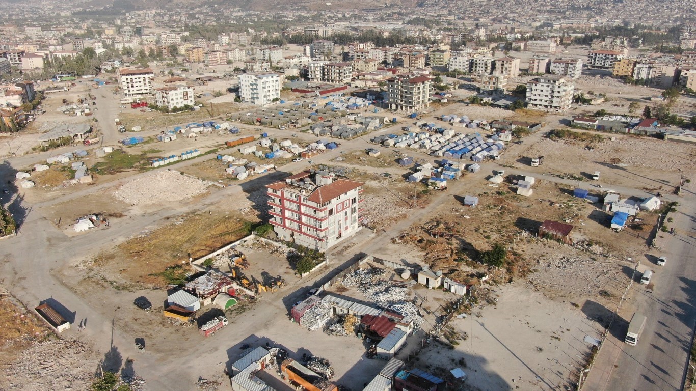 Enkazın kaldırılmasıyla tanınmaz hale gelen Hatay’da depremzedeler gelecekten ümitli