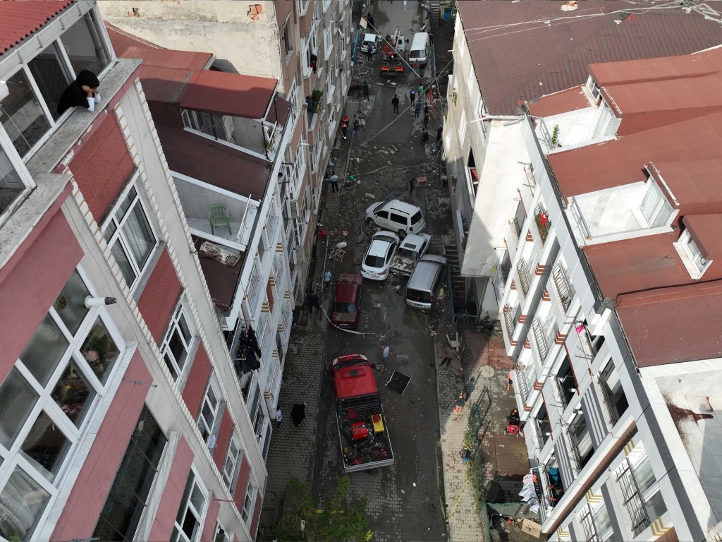 Derenin taşmasıyla su basan sokak havadan görüntülendi