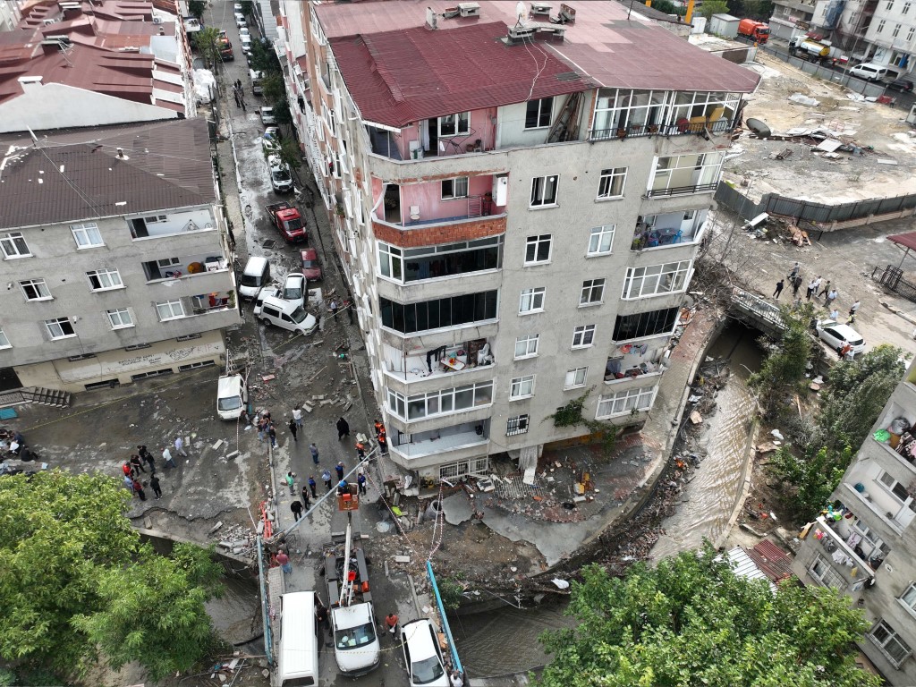 Derenin taşmasıyla su basan sokak havadan görüntülendi