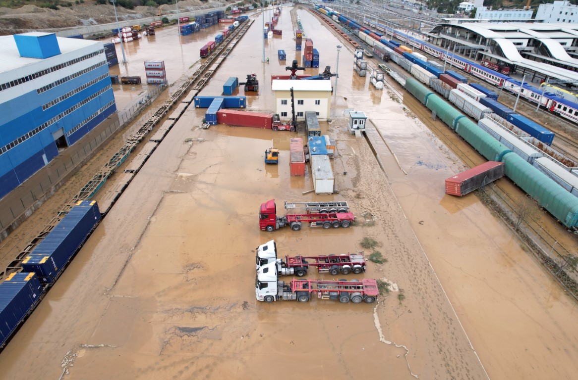 Fotoğraflarla göle dönen Halkalı Tren Garı