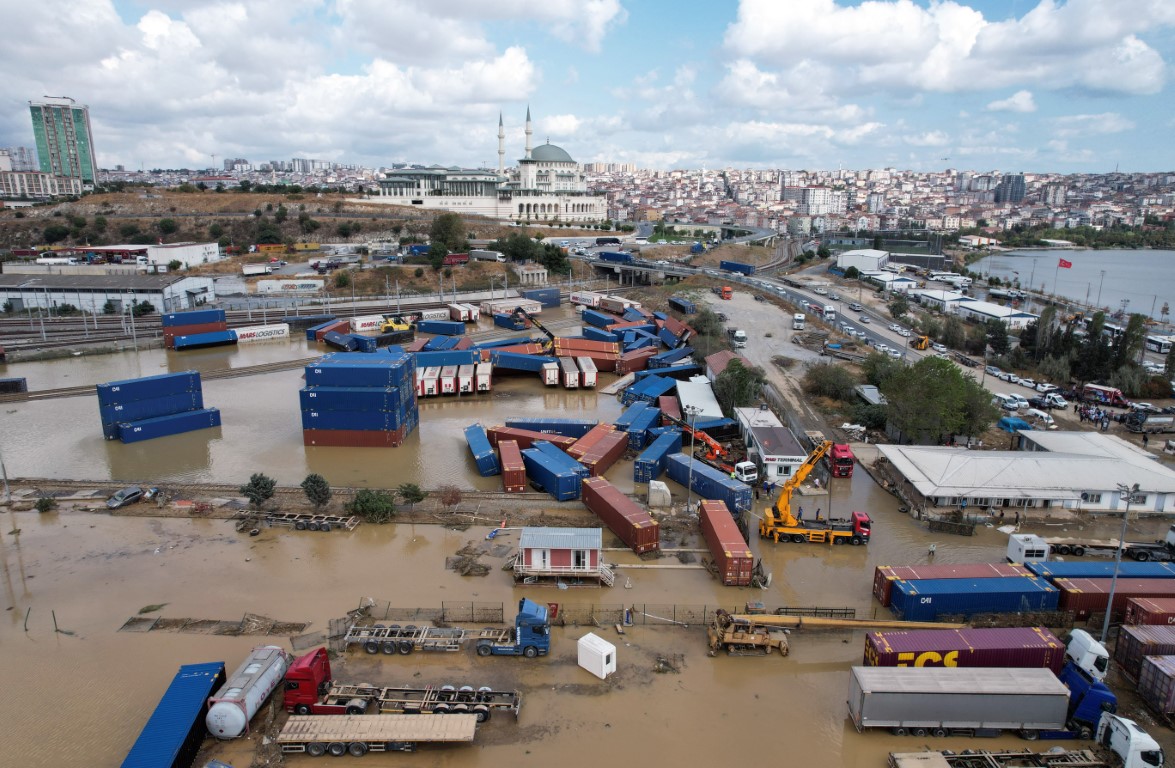 Fotoğraflarla göle dönen Halkalı Tren Garı