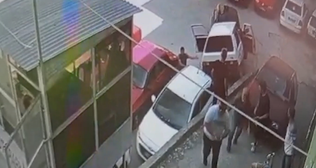 Akıllara durgunluk veren kaza kamerada: Yayaya çarpıp araçların üzerine düştü