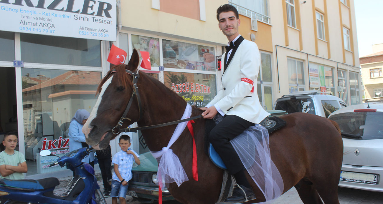 Vinçle evlilik teklif etti, gelin almaya at üstünde geldi