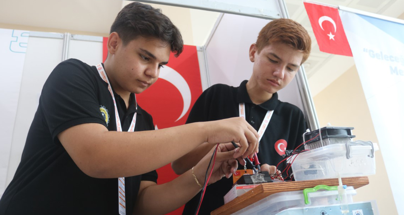 15 yaşındaki gençler yaptı... Güneşten üretilen suyla topraklar susuz kalmayacak