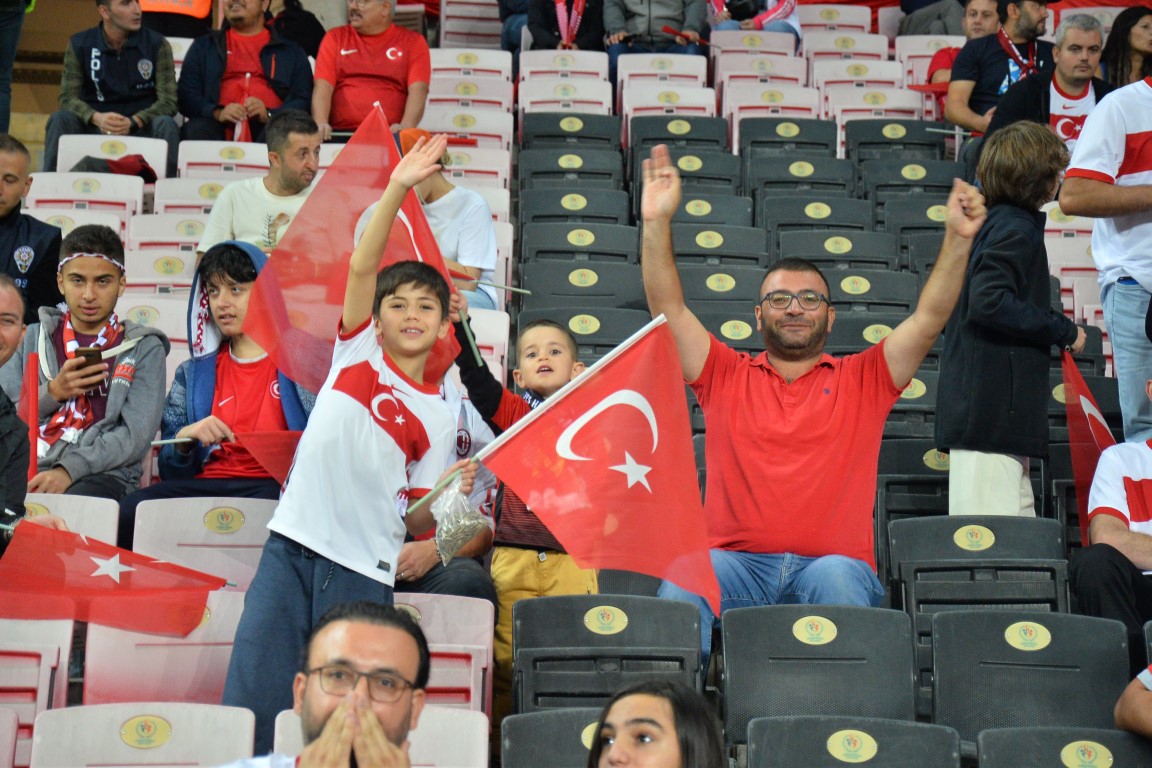 Eskişehirli futbolseverler, Türkiye-Ermenistan maçına hazır