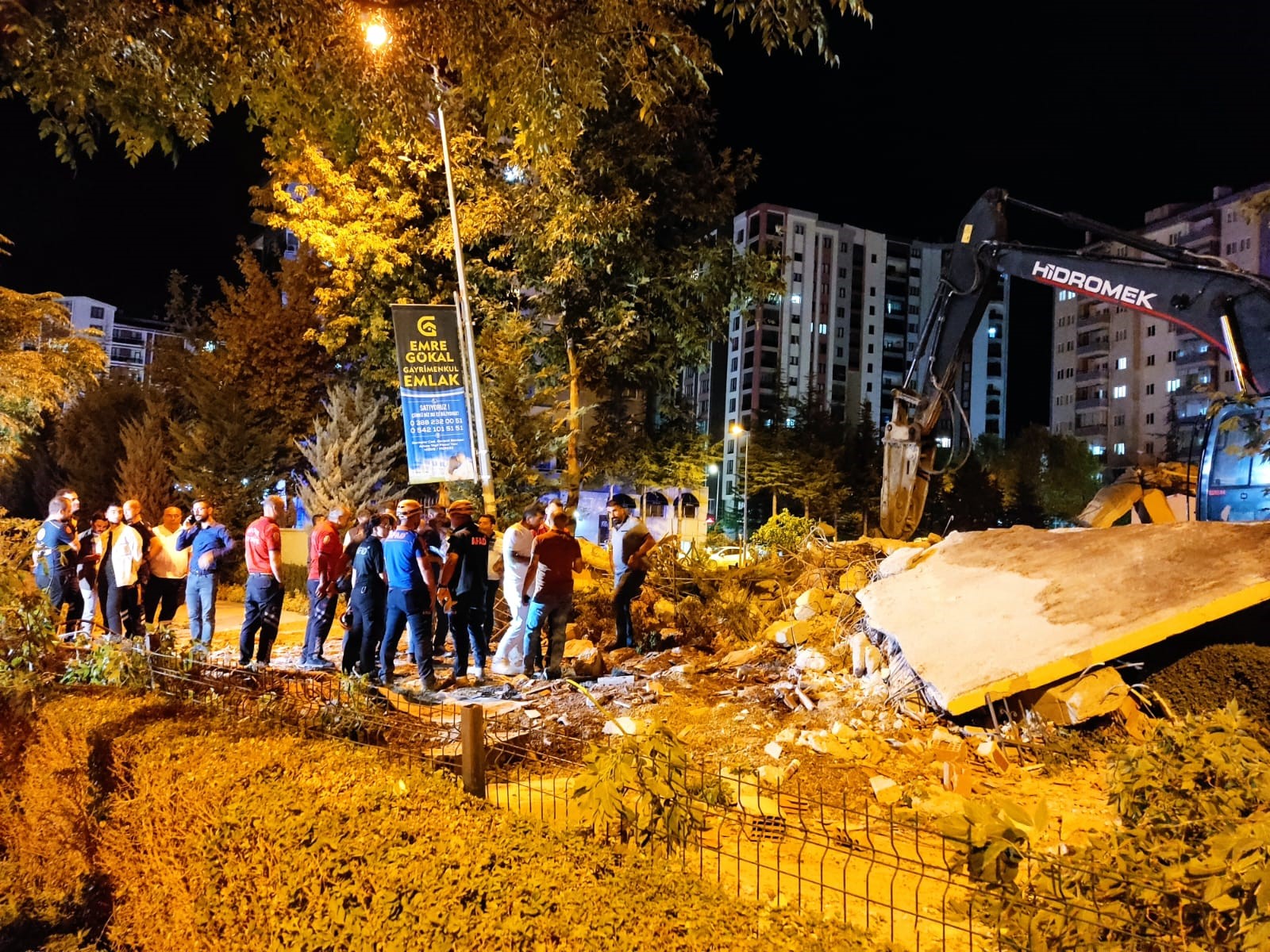 Niğde’de faciadan dönüldü: Yıkım sırasında yangın merdiveni yürüyüş yoluna devrildi
