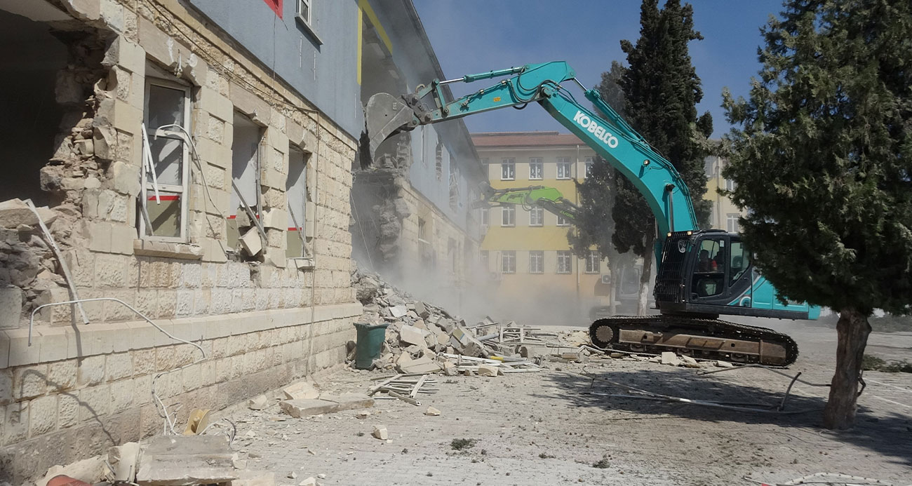 Kilis’te ağır hasarlı okulların yıkımına başlandı