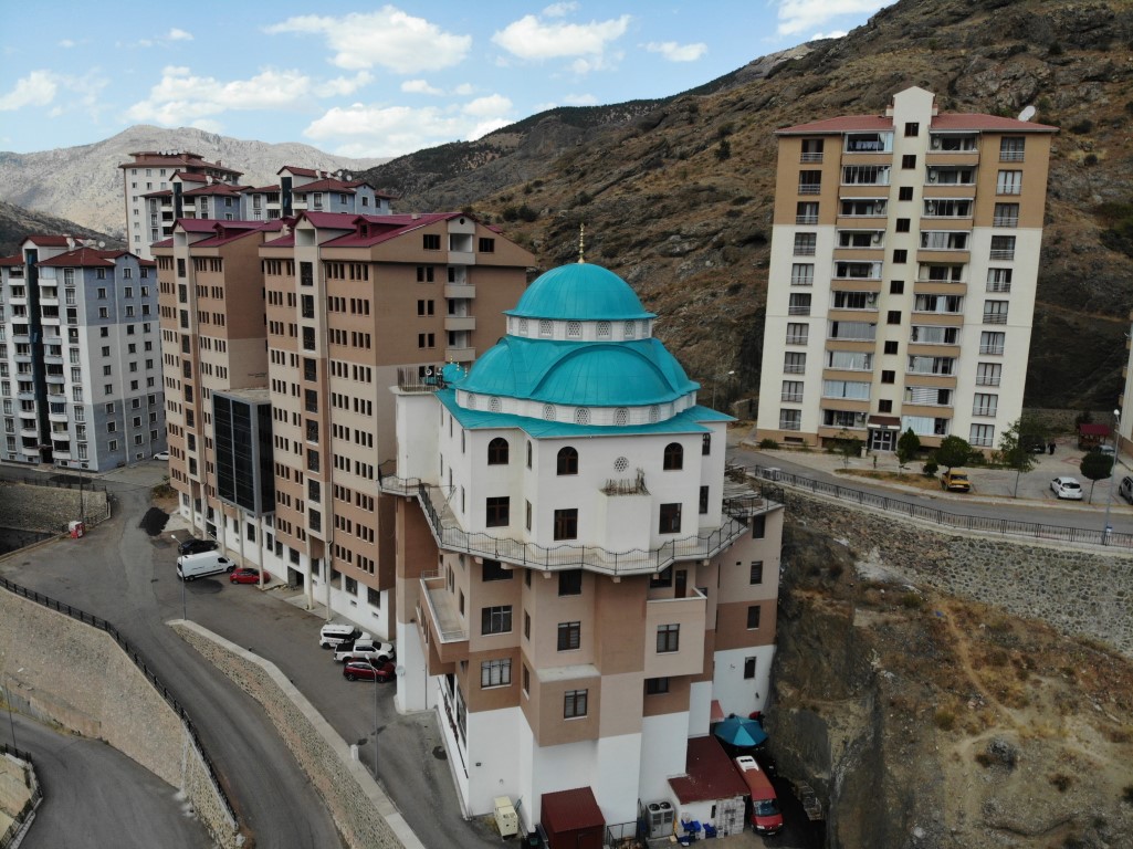 Gümüşhane’de 6 katlı apartman cami görenleri hayrete düşürüyor