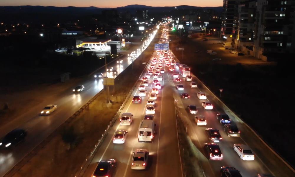 Yaz tatili sona erdi, vatandaşlar yollara akın etti: 43 ilin geçiş noktasında trafik yoğunluğu