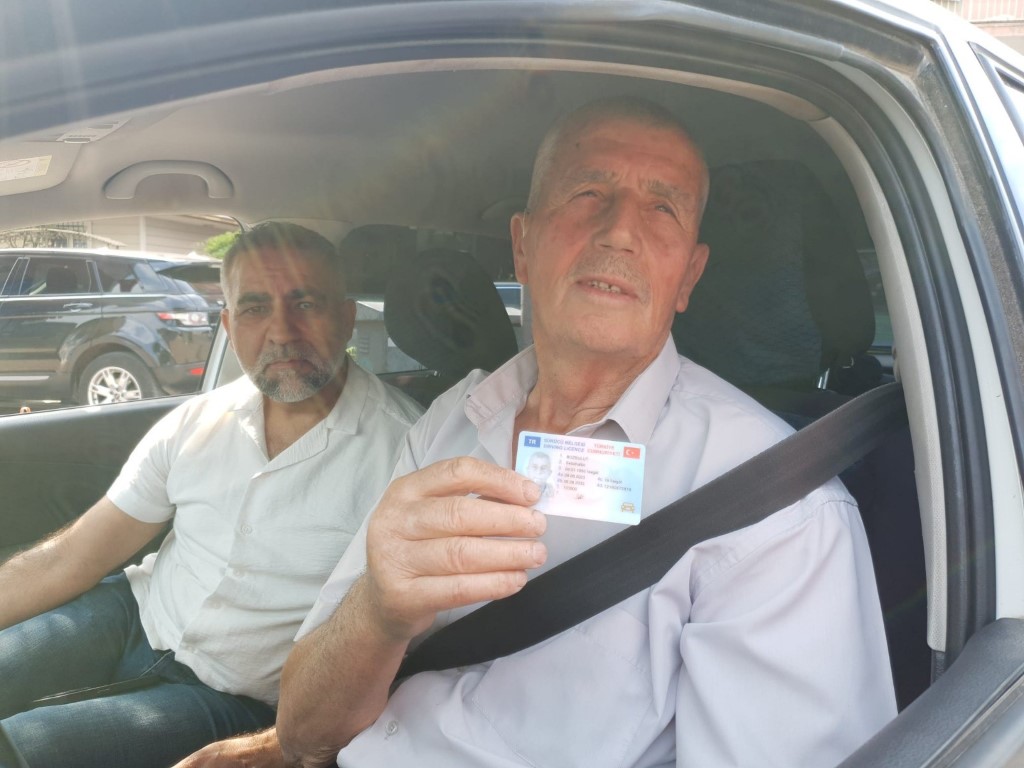 73 yaşındaki sürücü 30.denemesinde ehliyetine kavuştu