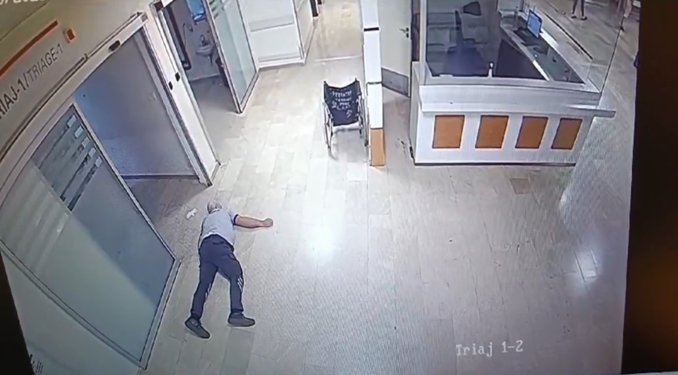 Acil servisteki arbede güvenlik kameralarına yansıdı