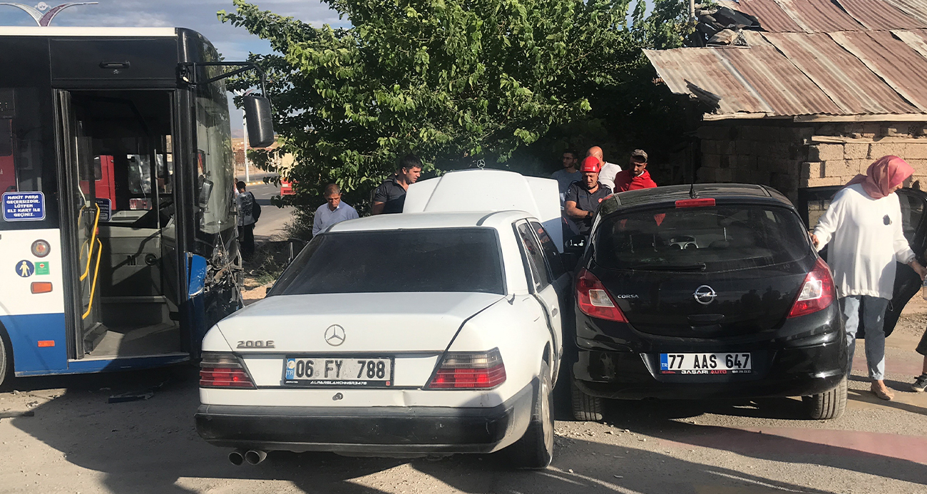 Elazığ’da otobüs 2 otomobile çarptı: 5 yaralı