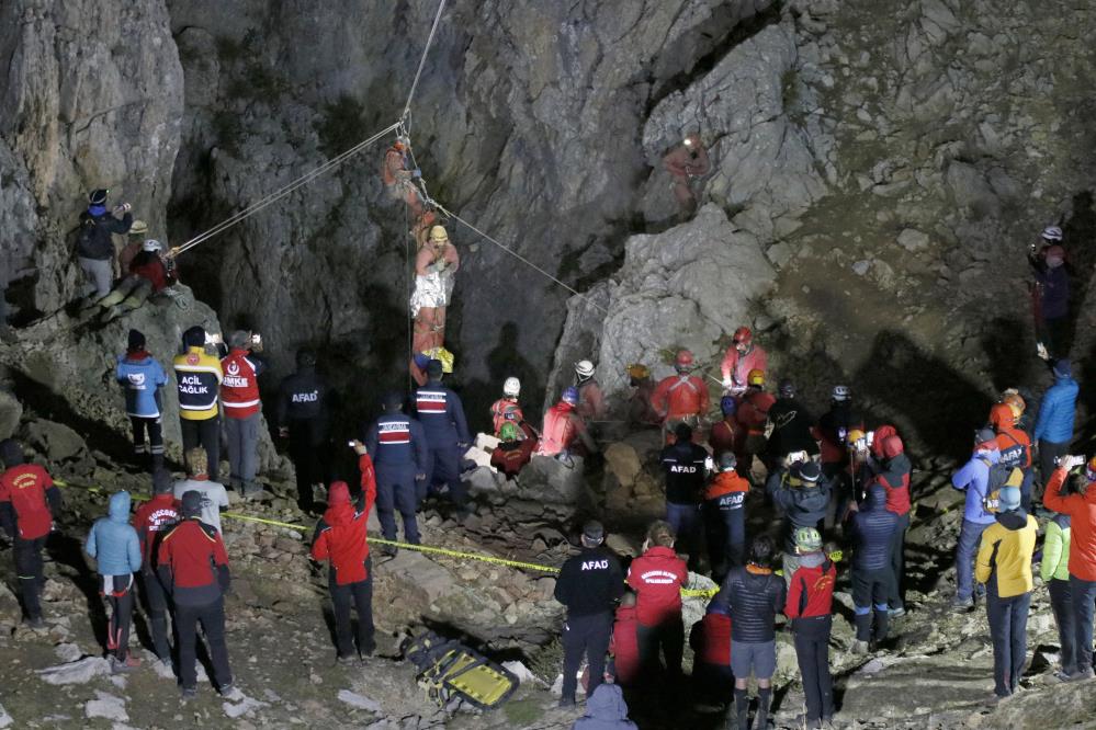 Mide kanaması geçiren ABD’li bilim adamı 9 gün sonra mağaradan çıkartıldı