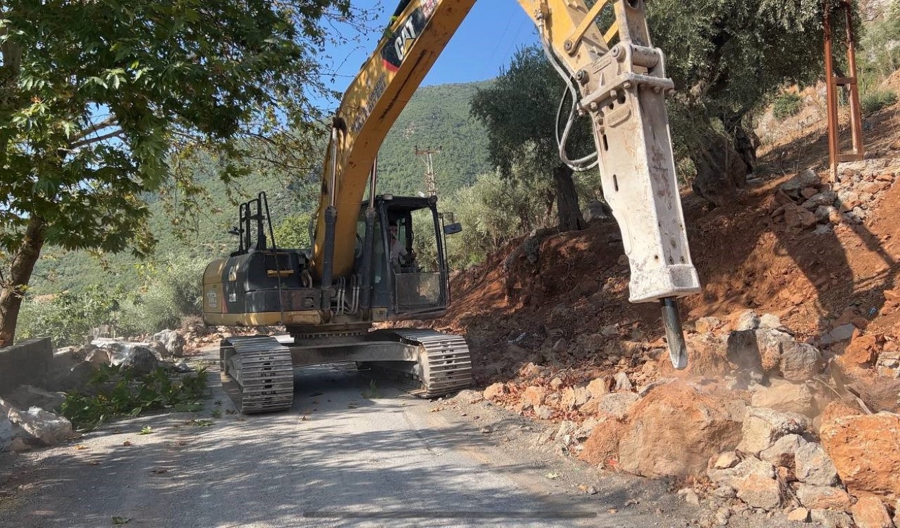 Depremin etkisini gösteren devasa kayalar parçalanarak kaldırılıyor