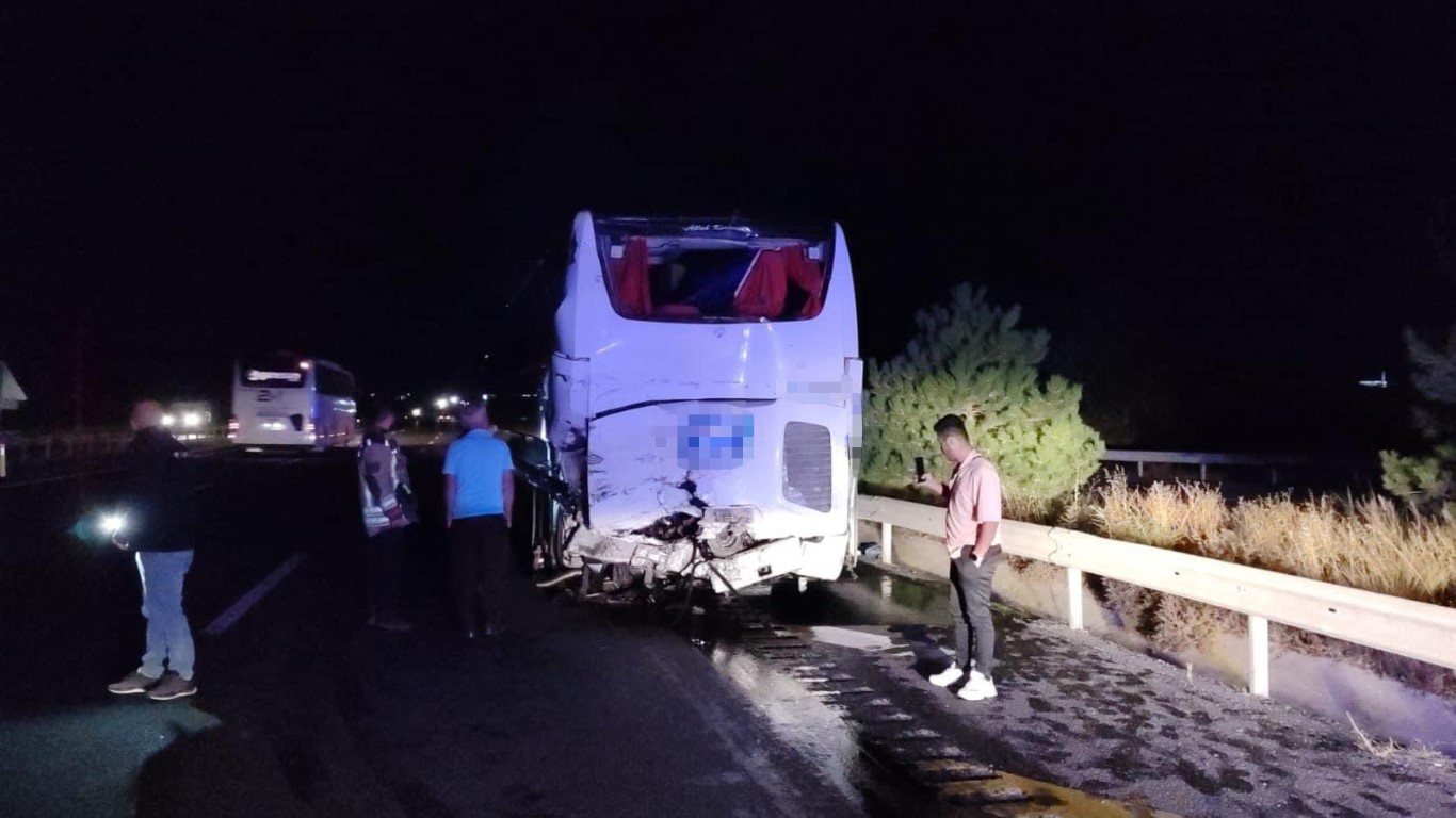 Başkent’te feci kaza: Yolcu otobüsü ile tırın karıştığı kazada 4’ü ağır 27 yaralı