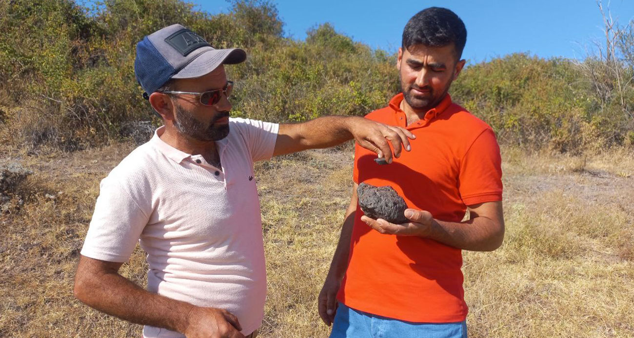 Hayvan otlatırken buldu, göktaşı olduğunu düşündüğü taşın incelenmesini istiyor