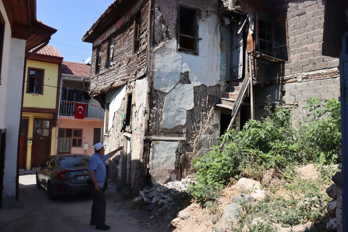Tarihi evler çöküyor, mahalle halkı hayatından endişe ediyor