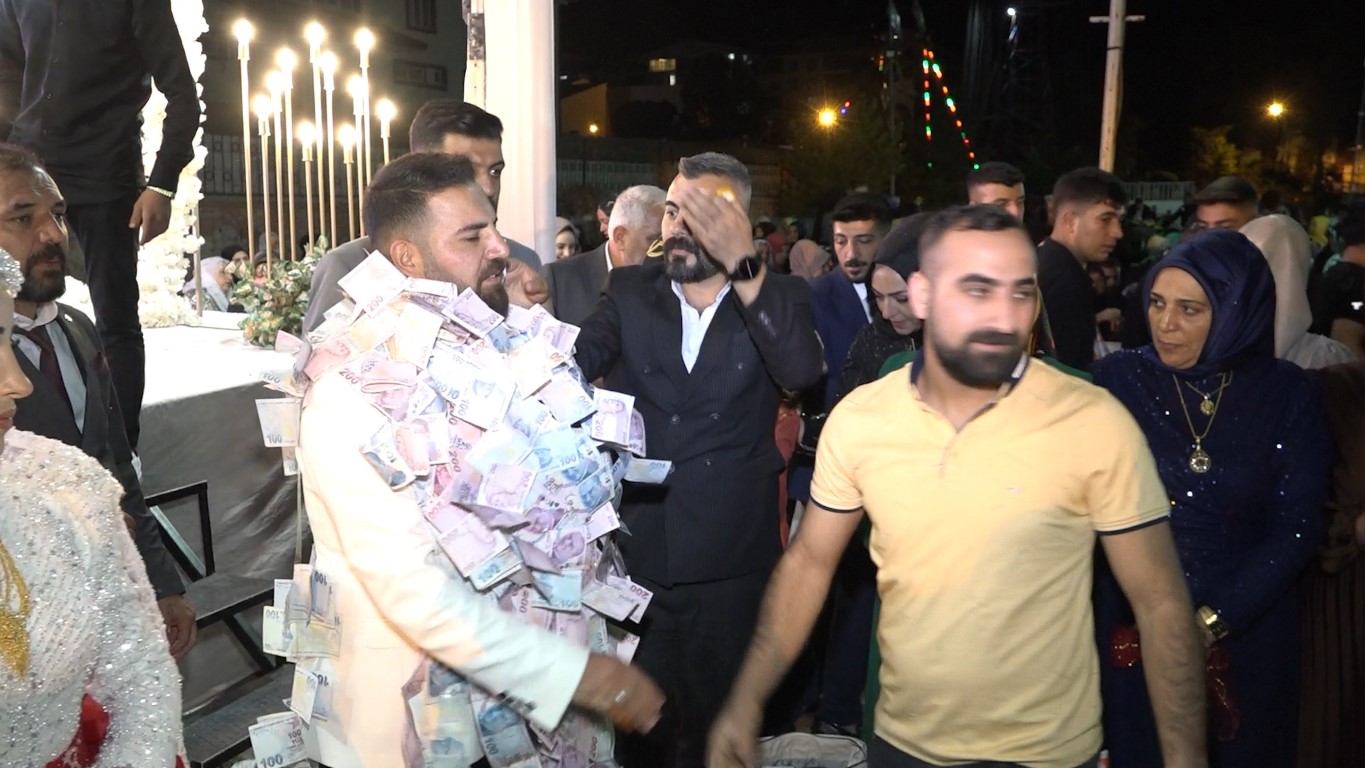 Ses sanatçısı damadın düğününe 150 sanatçı katıldı