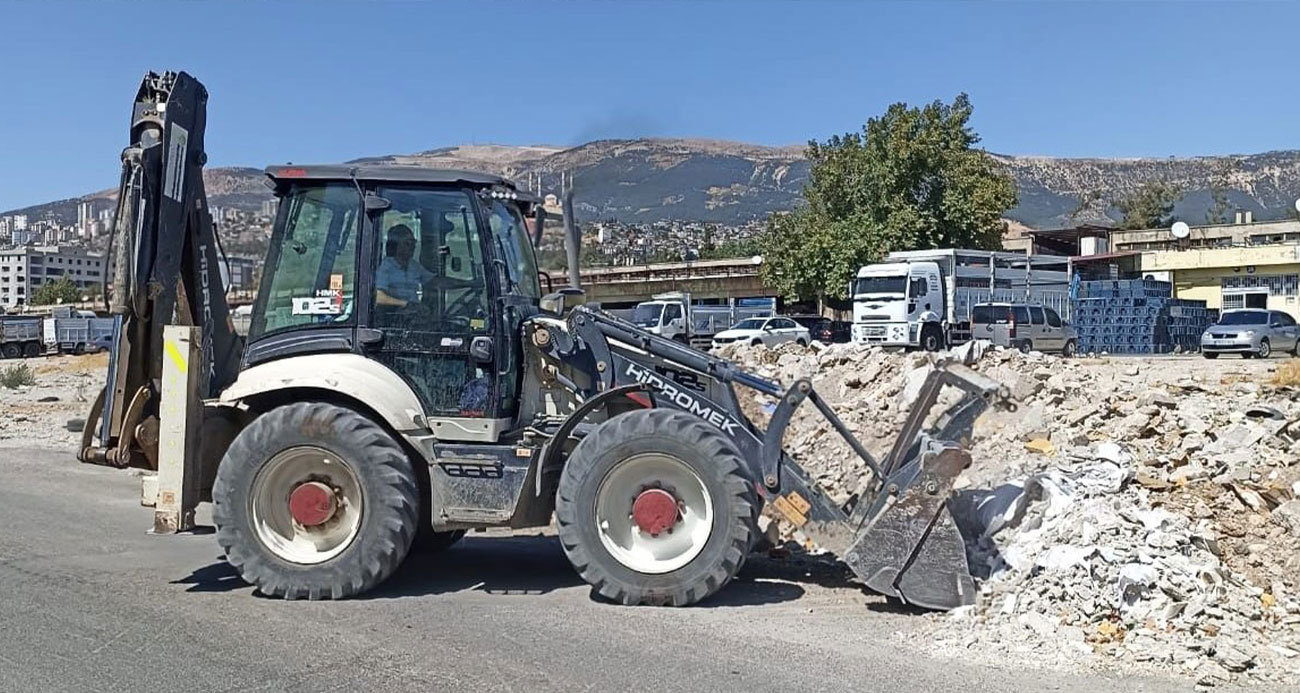 Kahramanmaraş’ta belediye ekipleri inşaat atıklarını kaldırıyor