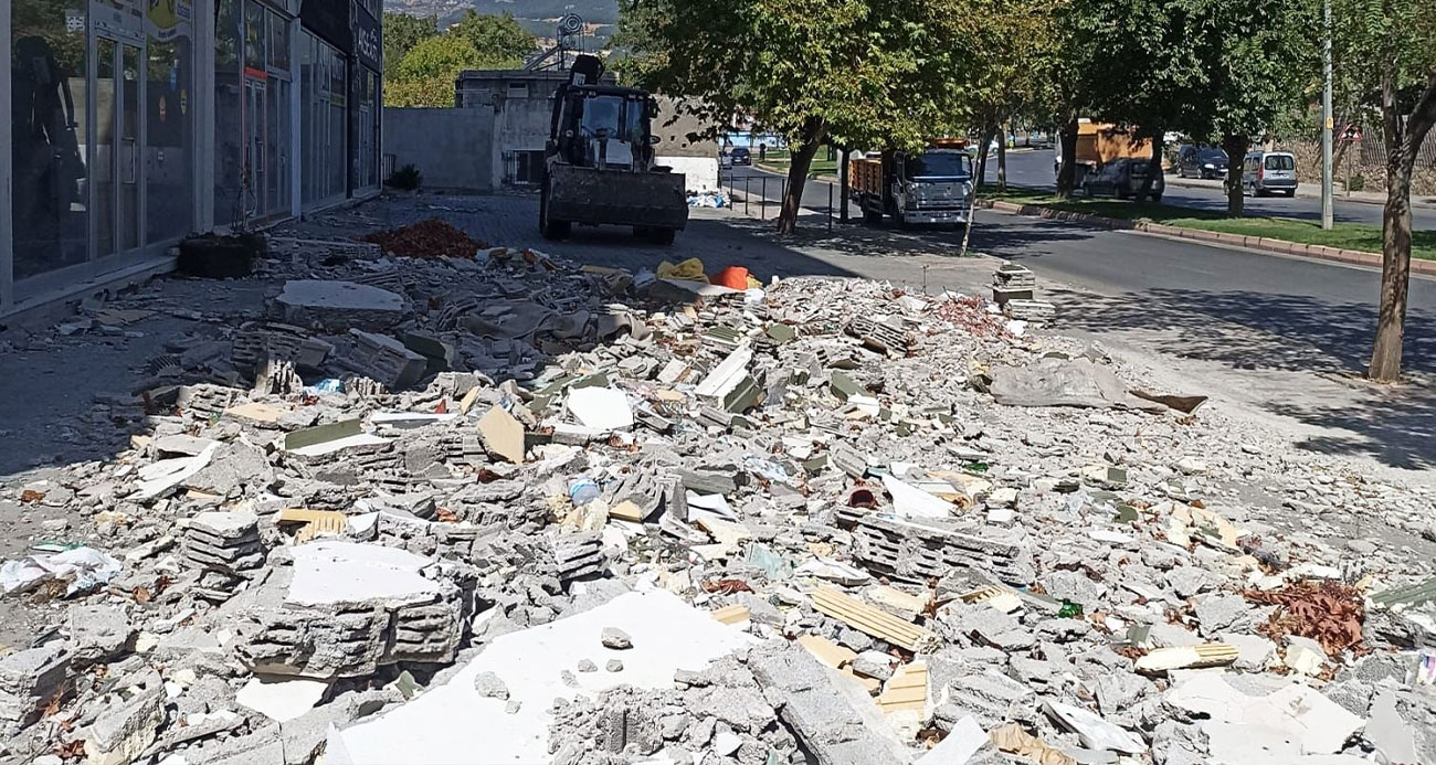 Kahramanmaraş’ta belediye ekipleri inşaat atıklarını kaldırıyor