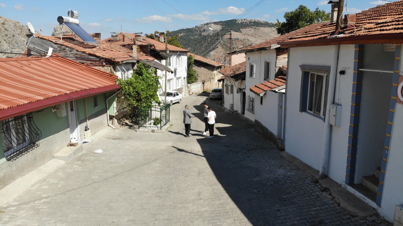 Bu mezar bir asırdır yolun ortasında, kime ait olduğunu ise bilen yok