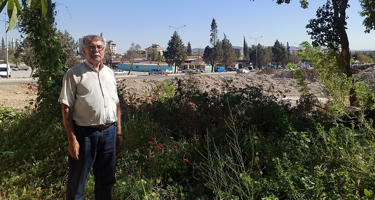 Kahramanmaraş’ta muhtar enkaz halindeki mahalleyi yeşillendirdi