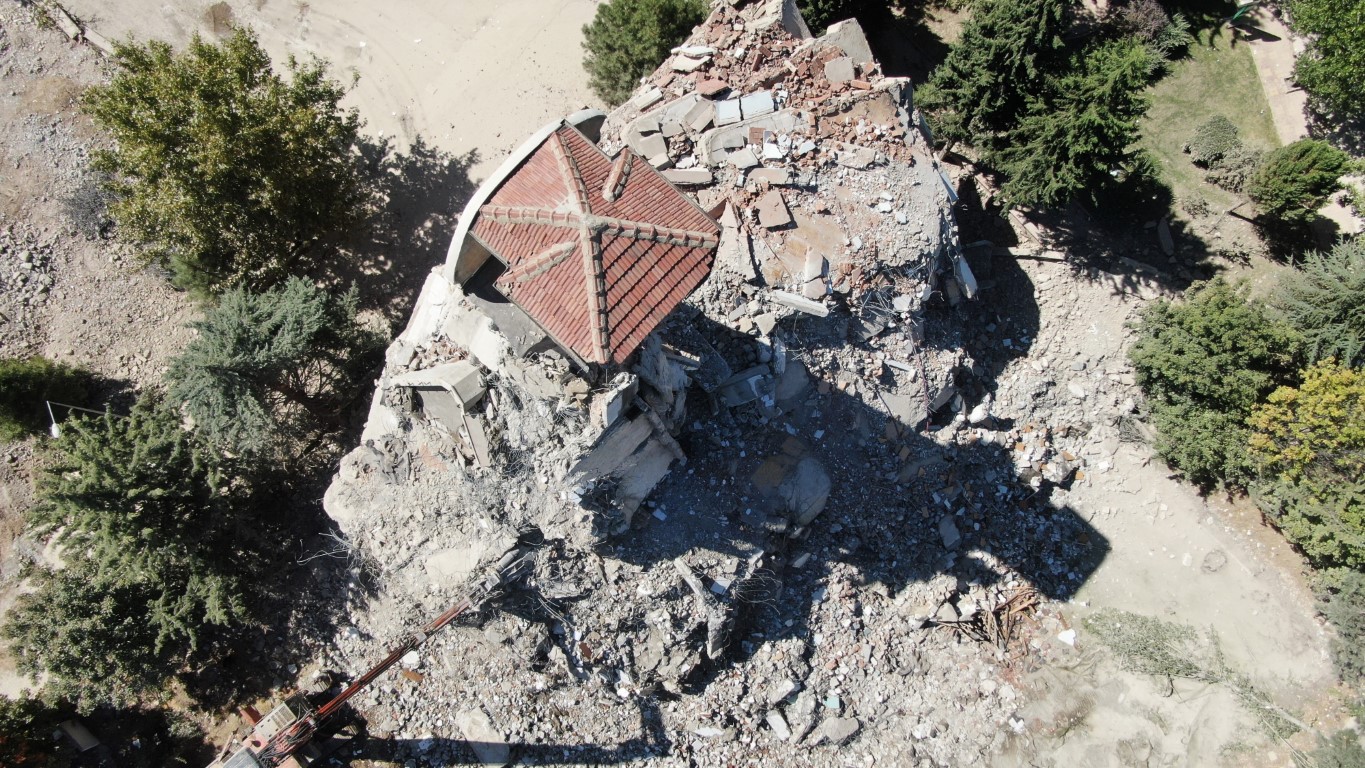 Depremin en dikkat çeken görüntüsü Elazığ’dan: 8 katlı bina yıkıldı, çatısı tek kolon üzerinde kaldı