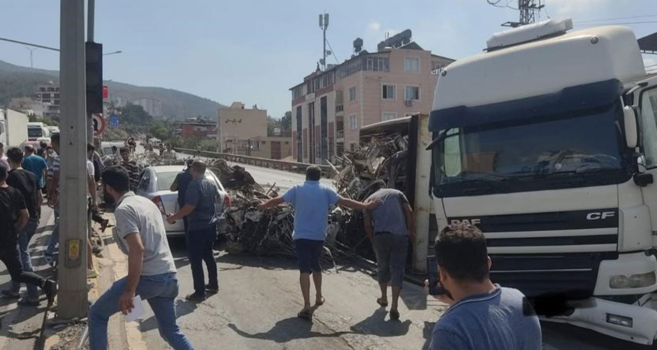 Enkazdan çıkan demirleri taşıyan tır devrildi, 4 araç zarar gördü