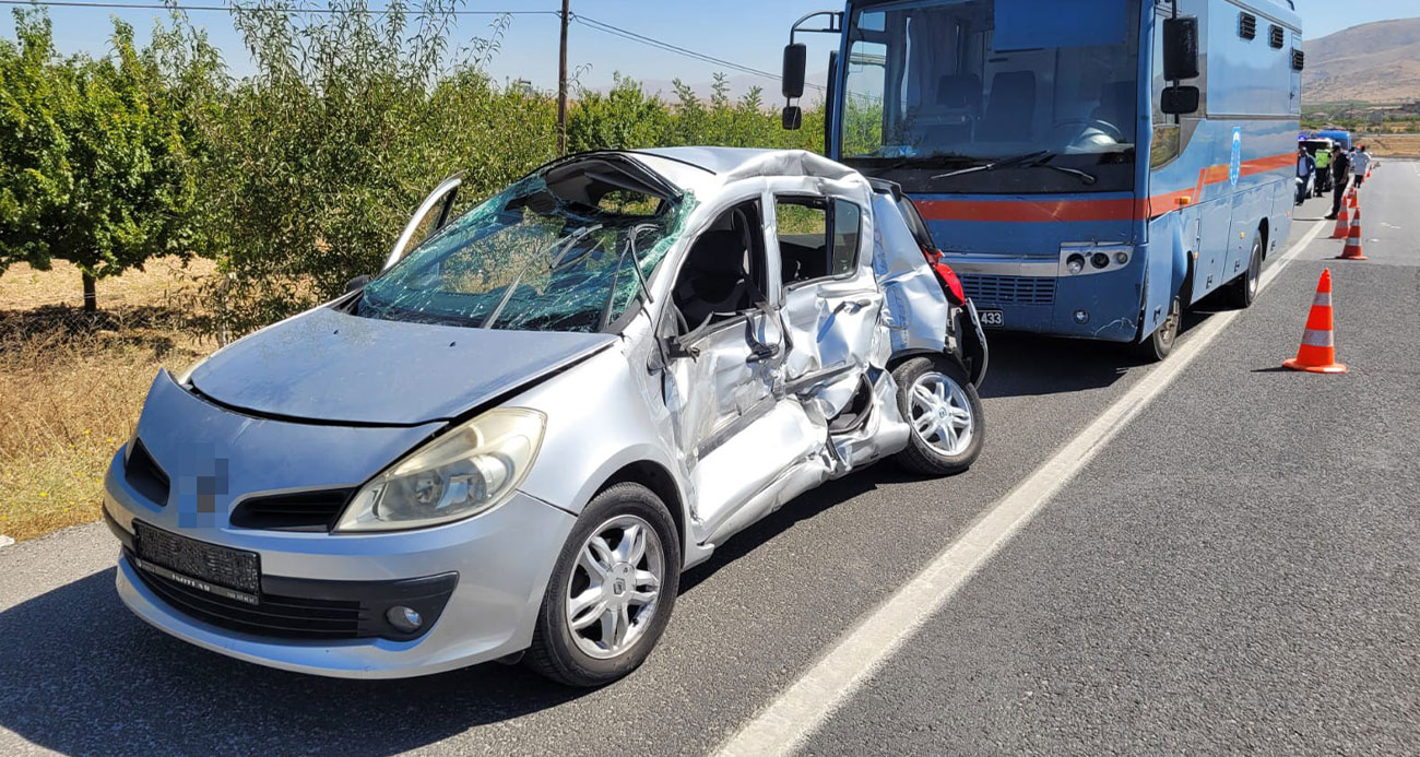 Cezaevi nakil aracı ile otomobil çarpıştı: 1 ölü 4 yaralı