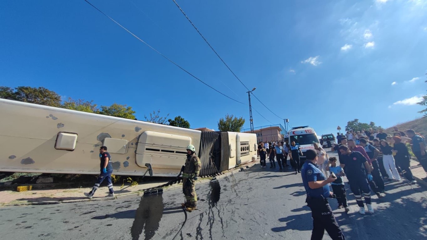 Başakşehir Güvercintepe’de yokuştan inen İETT otobüsü devrildi