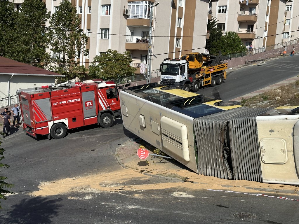 Başakşehir’de rampadan çıkamayan İETT otobüsünün kaza anı kamerada