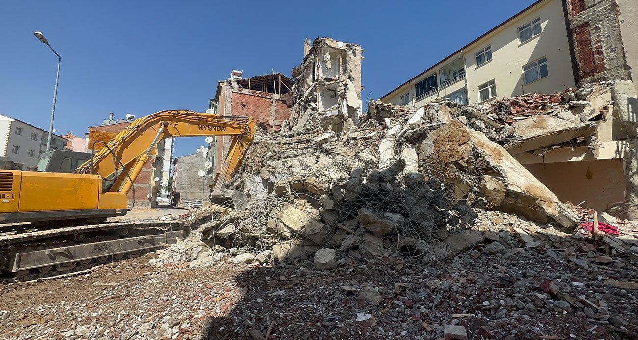 Böyle yıkım görülmedi: Hasarlı binayı yıkarken sağlam binaların duvarları yıkıldı