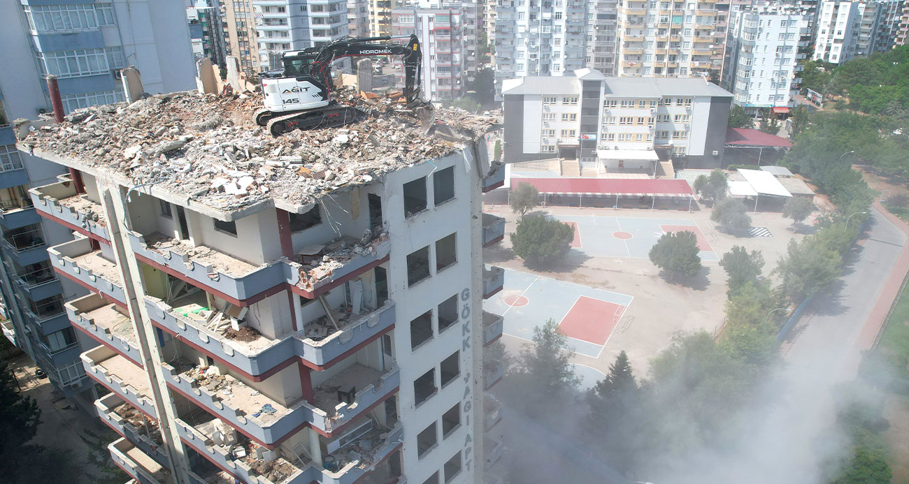 Adana’da ağır hasarlı binaların yıkımı sürüyor