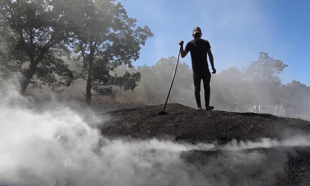 Zor şartlar altında mangal kömürü üretiyorlar: Tonu 14 bin lira