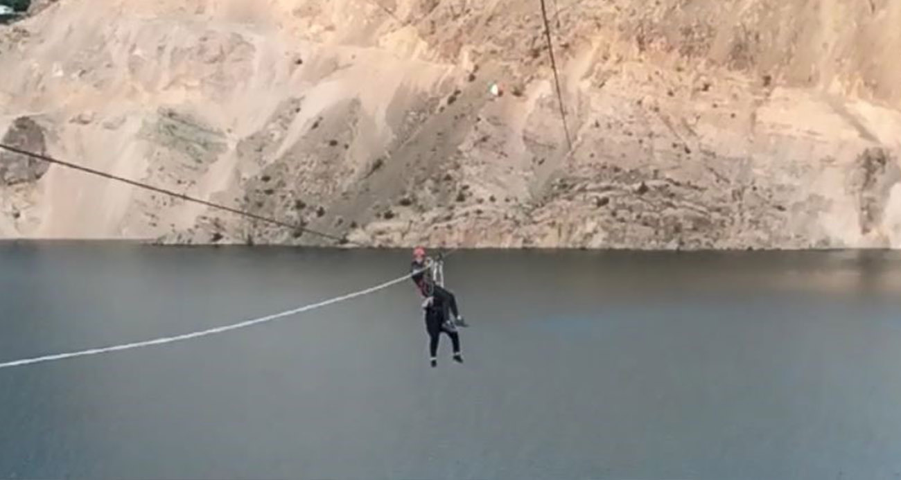 Belediye Başkanı zipline ile deneme geçişi yaparken baraj gölü üzerinde mahsur kaldı