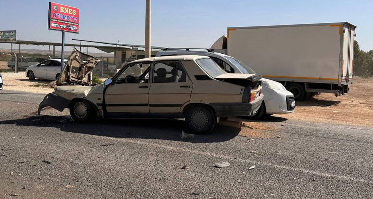 Otomobiller kafa kafaya çarpıştı: 4 yaralı