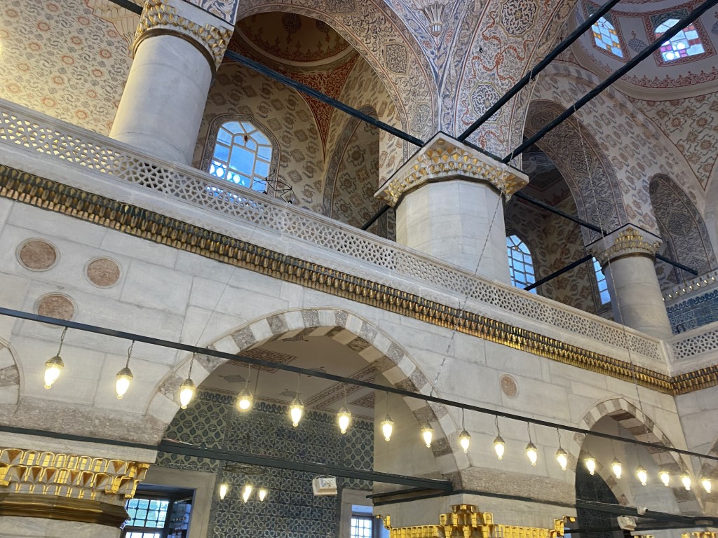 Eminönü Yeni Camii’ndeki Kabe tasvirli tarihi çini pano demirlerin arkasına gizlendi