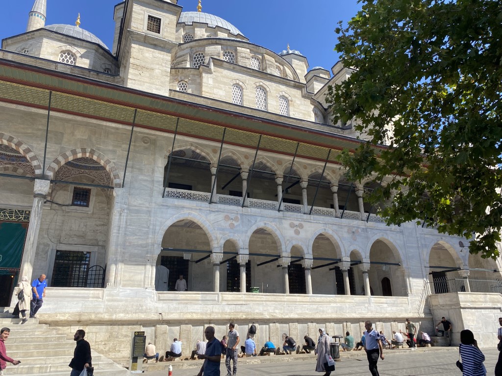 Eminönü Yeni Camii’ndeki Kabe tasvirli tarihi çini pano demirlerin arkasına gizlendi