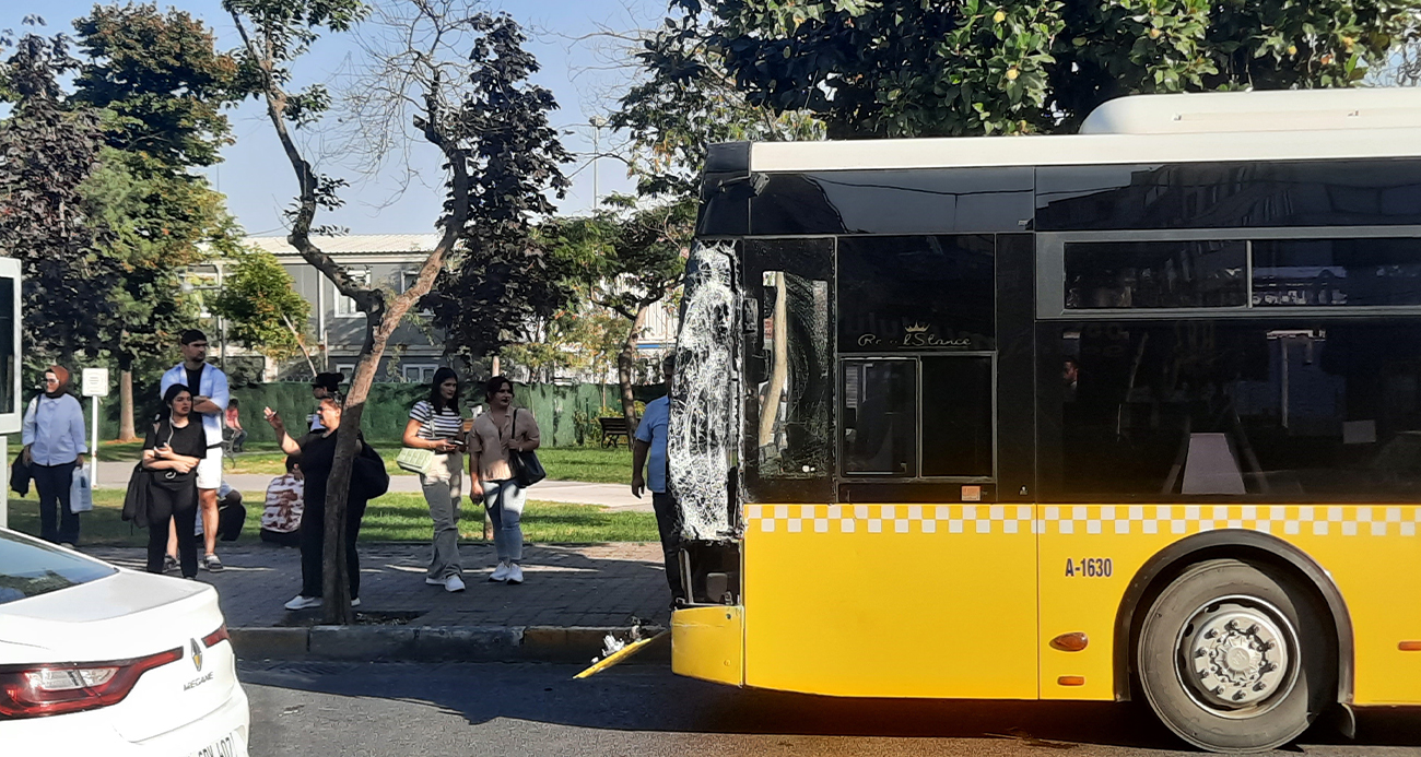 Beyoğlu’nda tramvay İETT otobüsüne çarptı